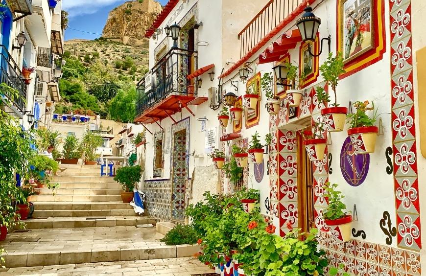 Casitas del barrio Santa Cruz en alicante con maceteros de colores, un lugar romántico idóneo para entregar anillos de pedida en Alicante